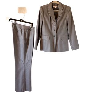 Calvin Klein Women’s 2 Piece Gray Suit; Blazer&Trouser Size 10 Like new